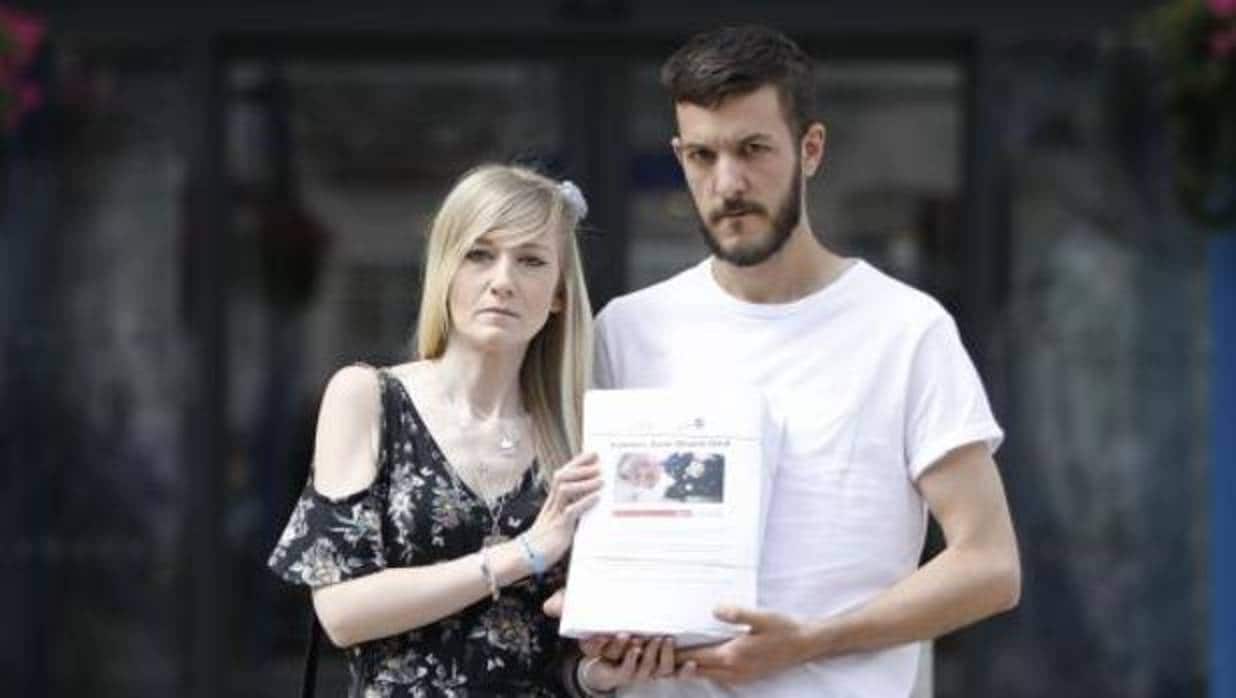 Los padres de Charlie Gard con las 350.000 firmas que piden que el niño pueda viajar a EE.UU.