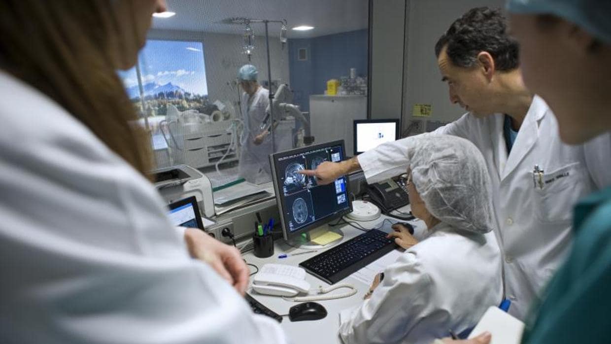 Operación de tumor cerebral en la clínica de la Universidad de Navarra