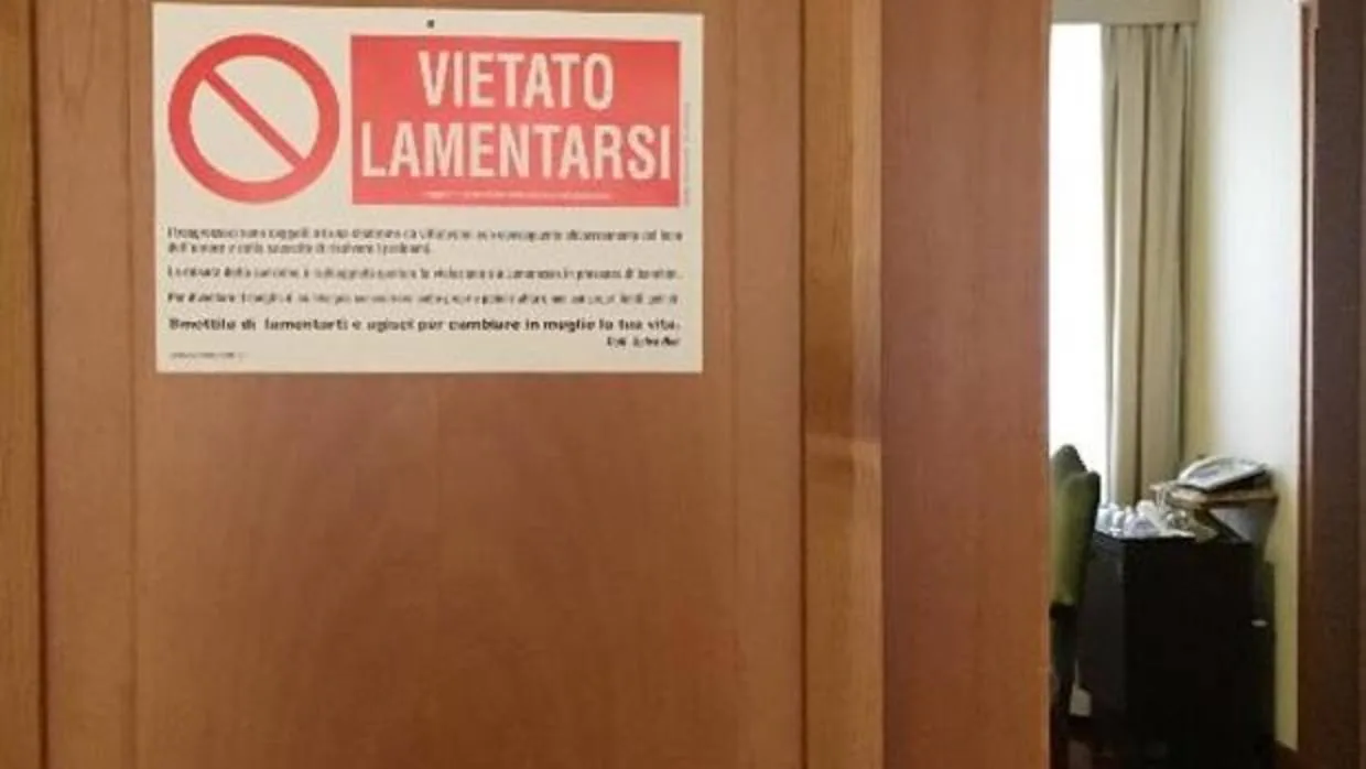 El Papa Francisco cuelga un cartel en la puerta de su habitación: «Prohibido quejarse»
