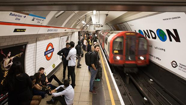 El metro de Londres prohíbe el «Señoras y Caballeros» de sus anuncios para no ofender a la LGBT