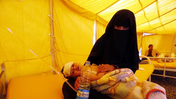 Una madre yemení con su hijo enfermo de cólera