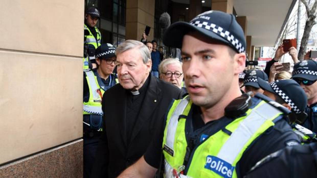 George Pell llega a la audiencia de Melbourne escoltado por policías