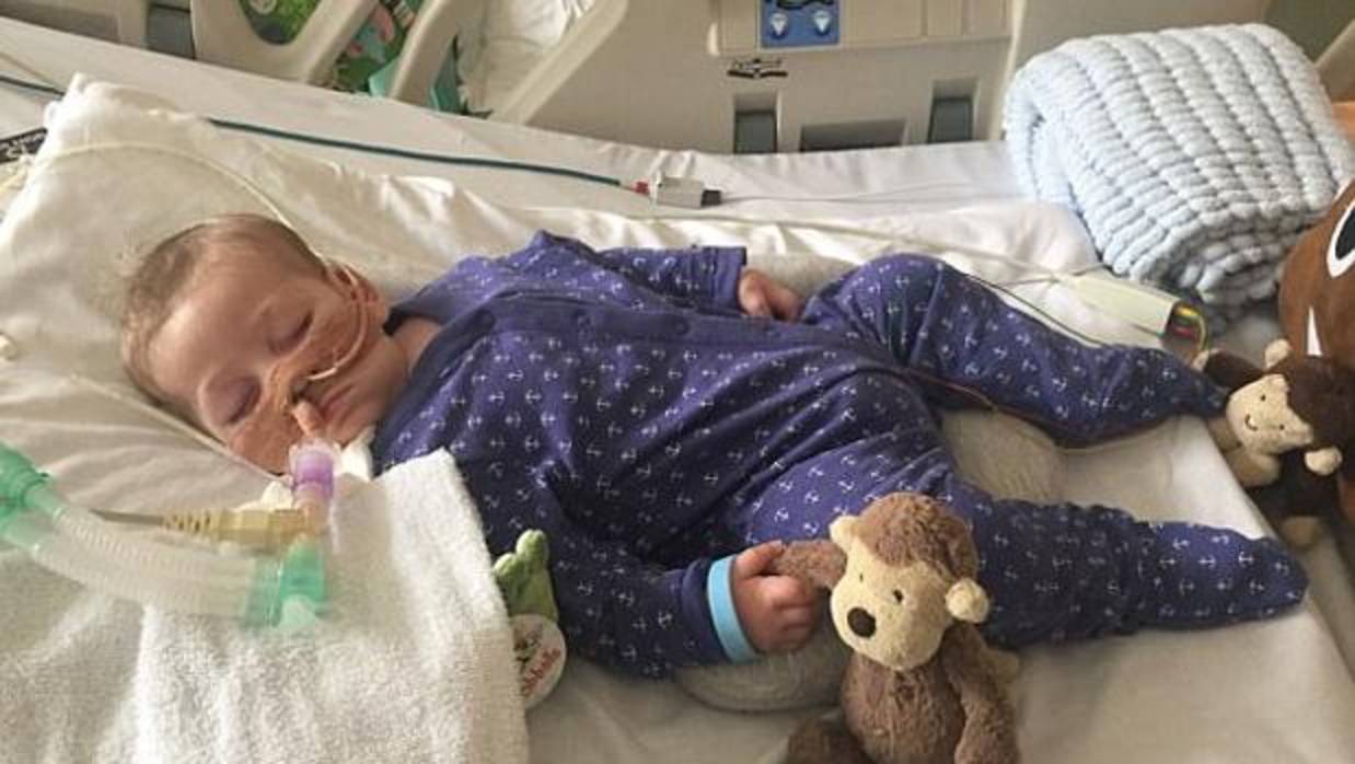 Charlie Gard, el pequeño de 11 meses en estado vegetativo conectado a una máquina respiratoria en el hospital Great Ormond Street