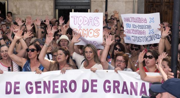 Maracena, un pueblo volcado con la madre fugada para no perder a sus hijos