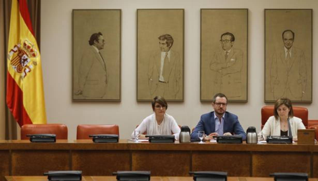 El vicesecretario de Política Social y Sectorial del PP, Javier Maroto (centro), la presidenta de la gestora del PSOE y miembro de la ejecutiva federal, Pilar Cancela (drcha.), y la letrada Sara Cieira (izq.), durante la reunión de la Comision de Igualdad sobre pacto Violencia Género