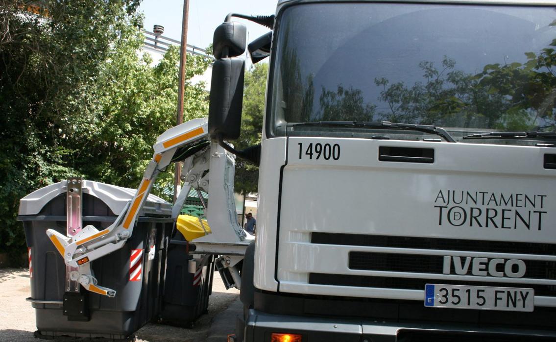 Un camión de recogida de basura efectuando sus servicios
