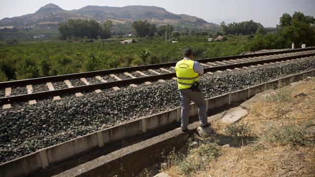 La autopsia pone en duda que la niña Lucía caminara tres kilómetros por la vía del tren