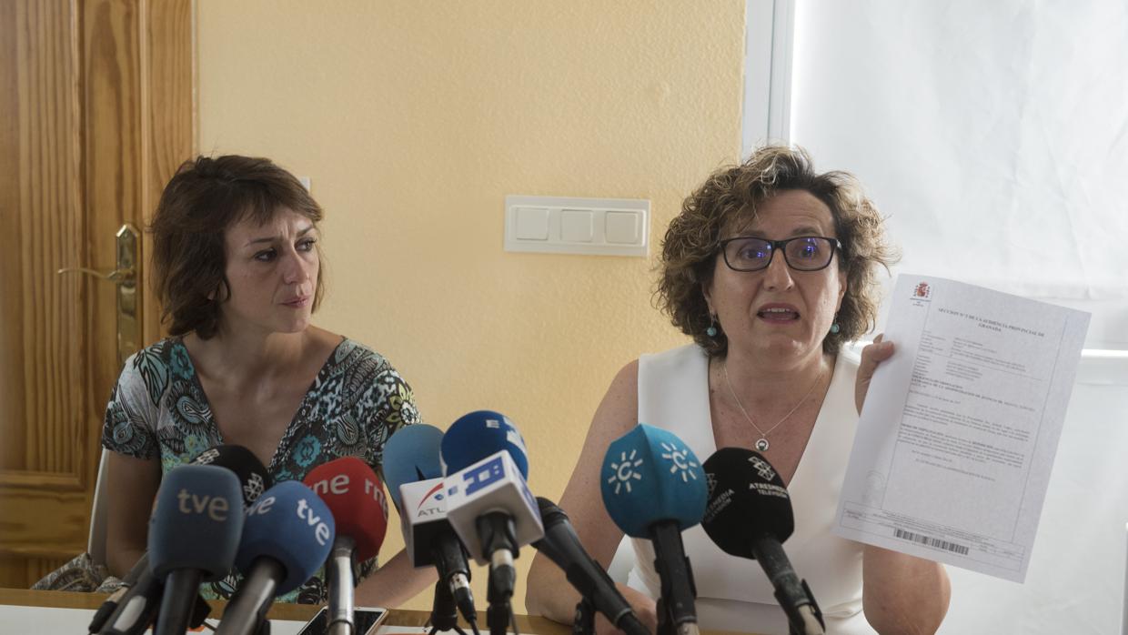 Juana Rivas, a la izquierda, junto a la responsable de Igualdad de Maracena (Granada)
