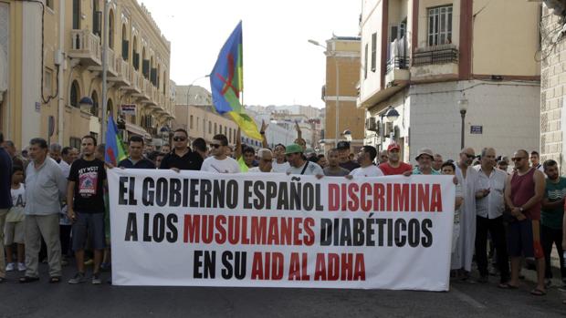 Cientos de musulmanes piden en Melilla respeto a sus tradiciones religiosas