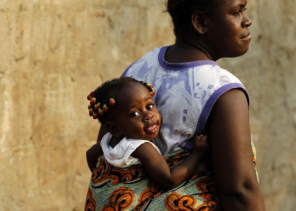 Una mujer angoleña carga a su pequeña