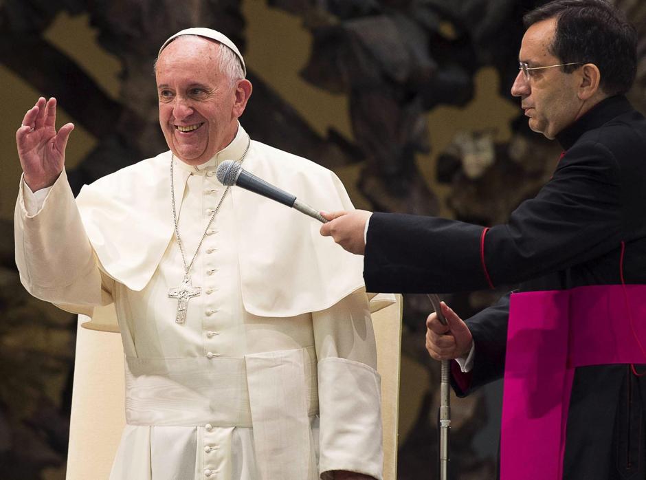 El Papa Francisco se dirigie a los fieles durante la audiencia semanal en el salón Pablo VI en la ciudad del Vaticano