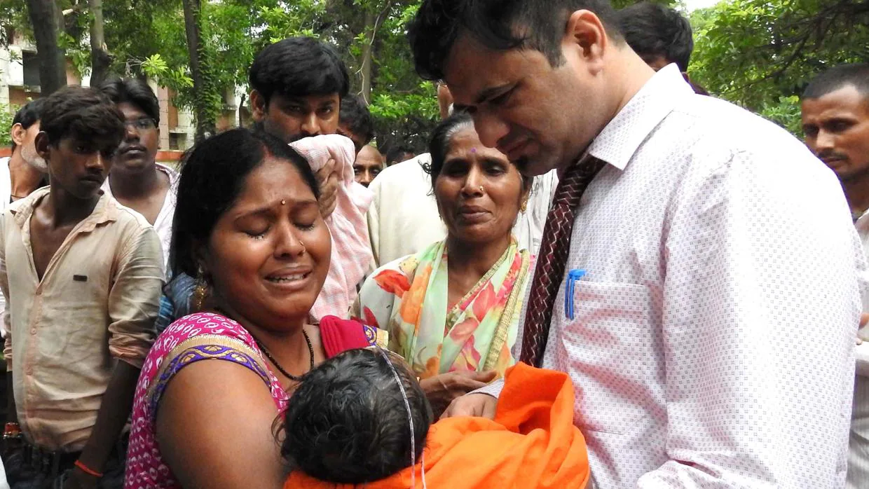 Un grupo de persona llora la muerte de un niño en el hospital Baba Raghav Das en Gorakhpur, en el estado de Uttar Pradesh, al norte de la India