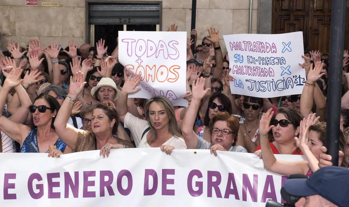 Un grupo de personas se manifiestan en favor de la causa de Juana Rivas