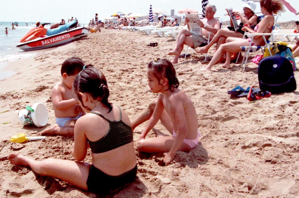 Varios niños juegan en la playa