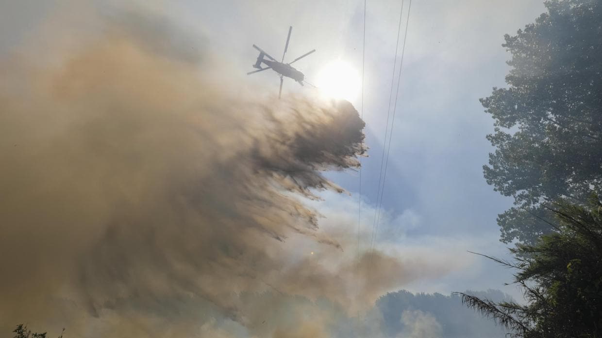 Un helicóptero sobrevuela Portugal mientras sofoca un incendio