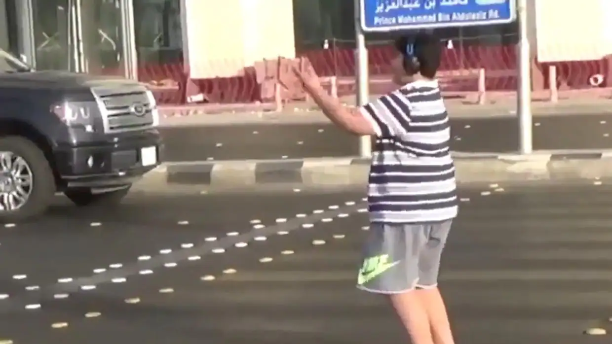 La Policía saudí detiene a un adolescente por bailar la Macarena en la calle