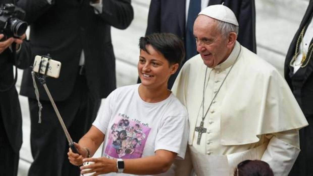 El Papa posa para un selfie con una joven, durante la audiencia de este miércoles