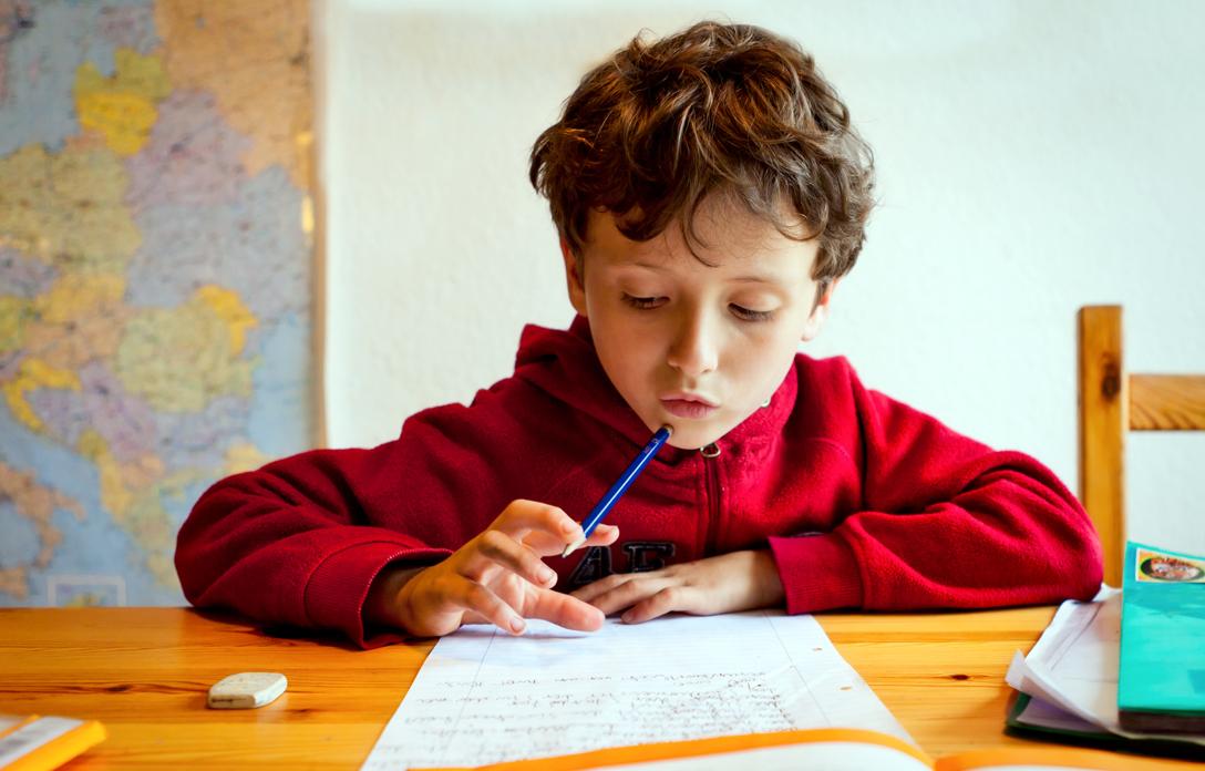 Un niño hace los deberes en clase