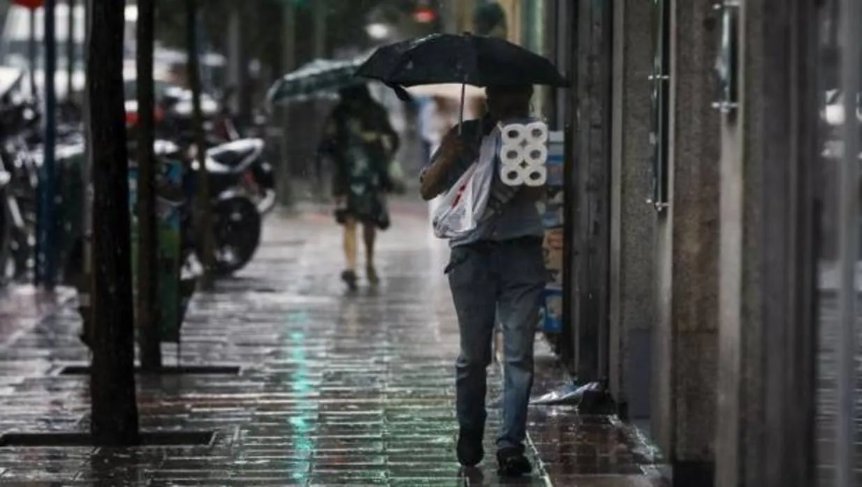 Los ciudadanos de la capital se protegen de la lluvia en una jornada en la que la Agencia Estatal de Meteorología (Aemet) ha activado para una alerta naranja por riesgo importante a causa de tormentas en la Comunidad de Madrid