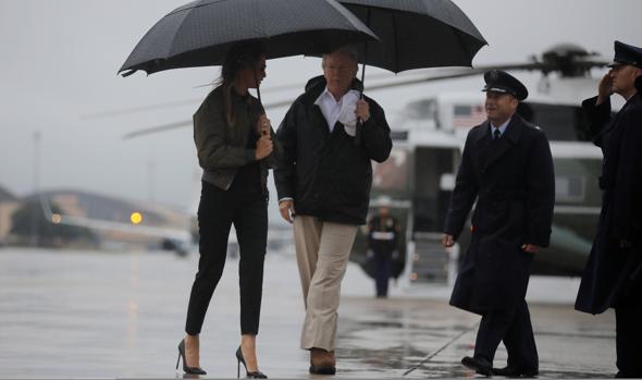 Melania Trump desata las críticas por ir en tacón de aguja a visitar a las víctimas de Harvey