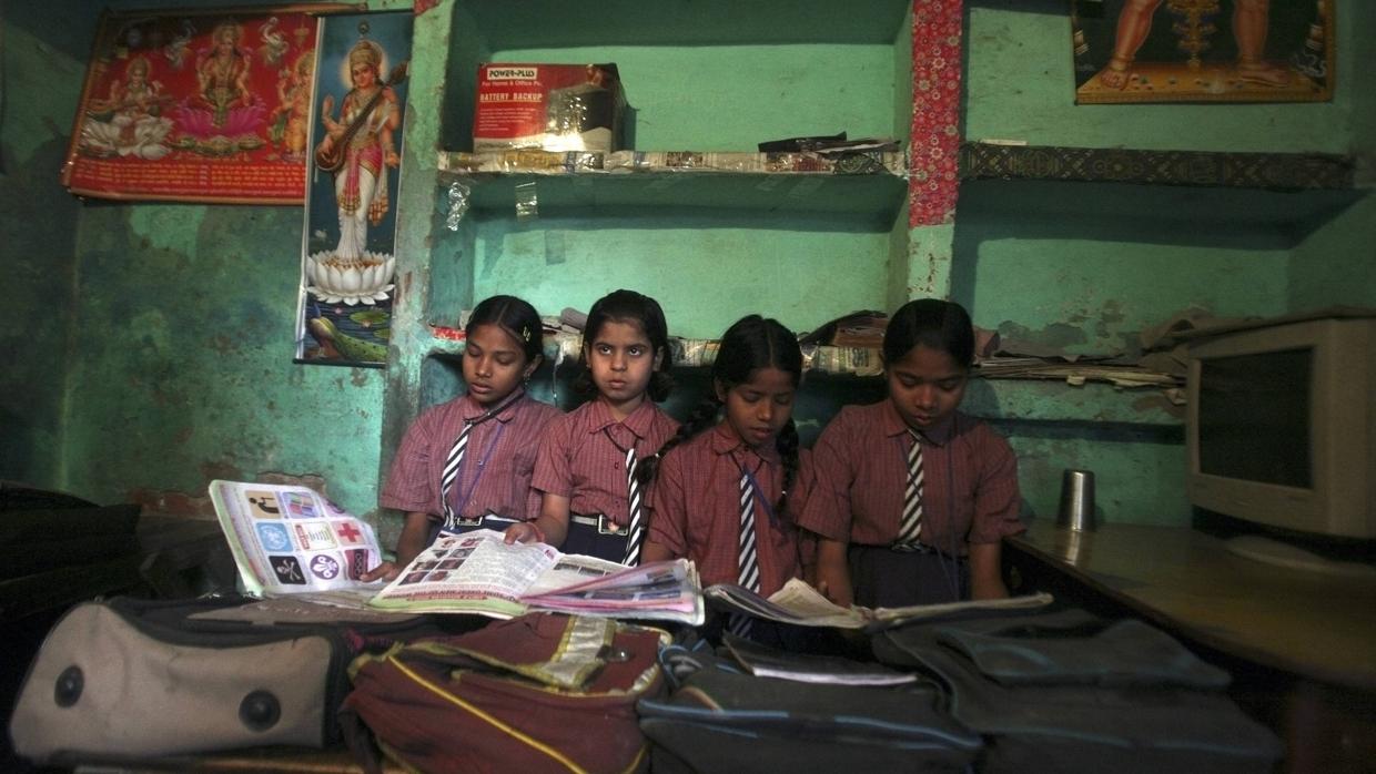 Varias niñas en un colegio en India