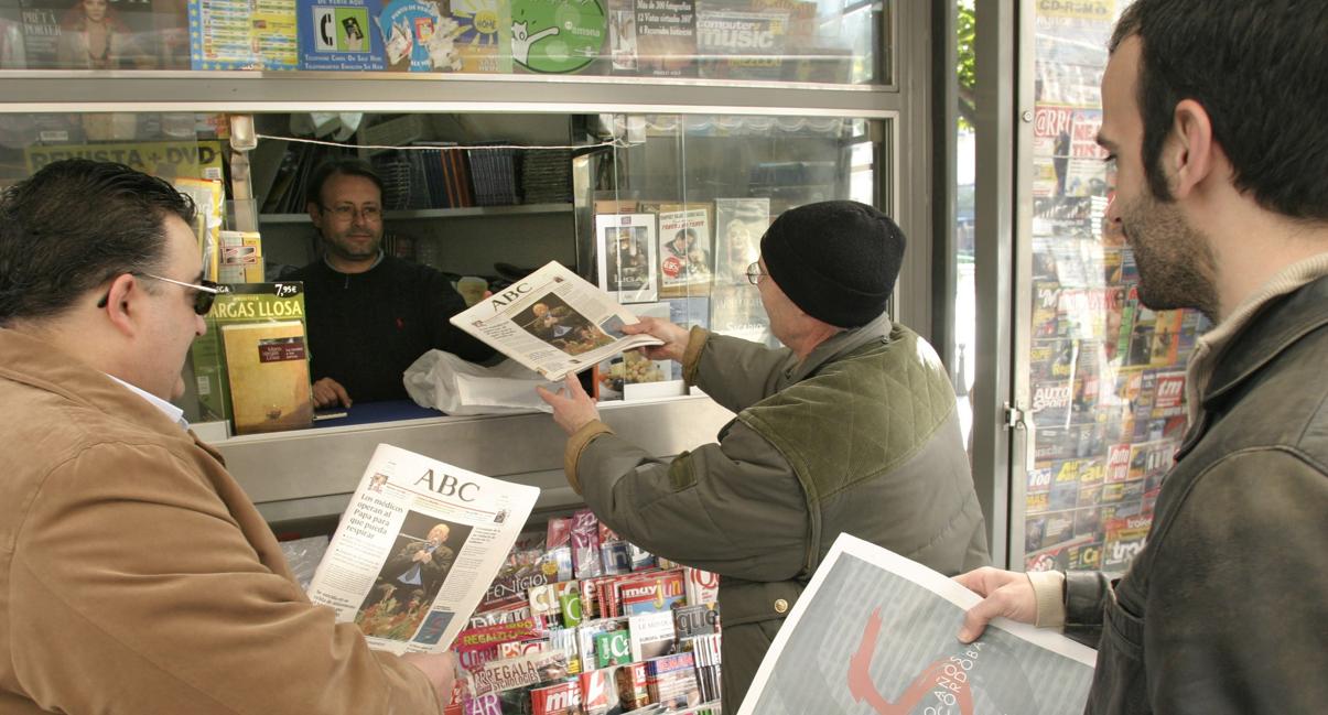 Lectores comprando el periódico