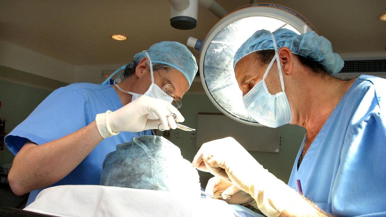 Doctores, durante una operación estética
