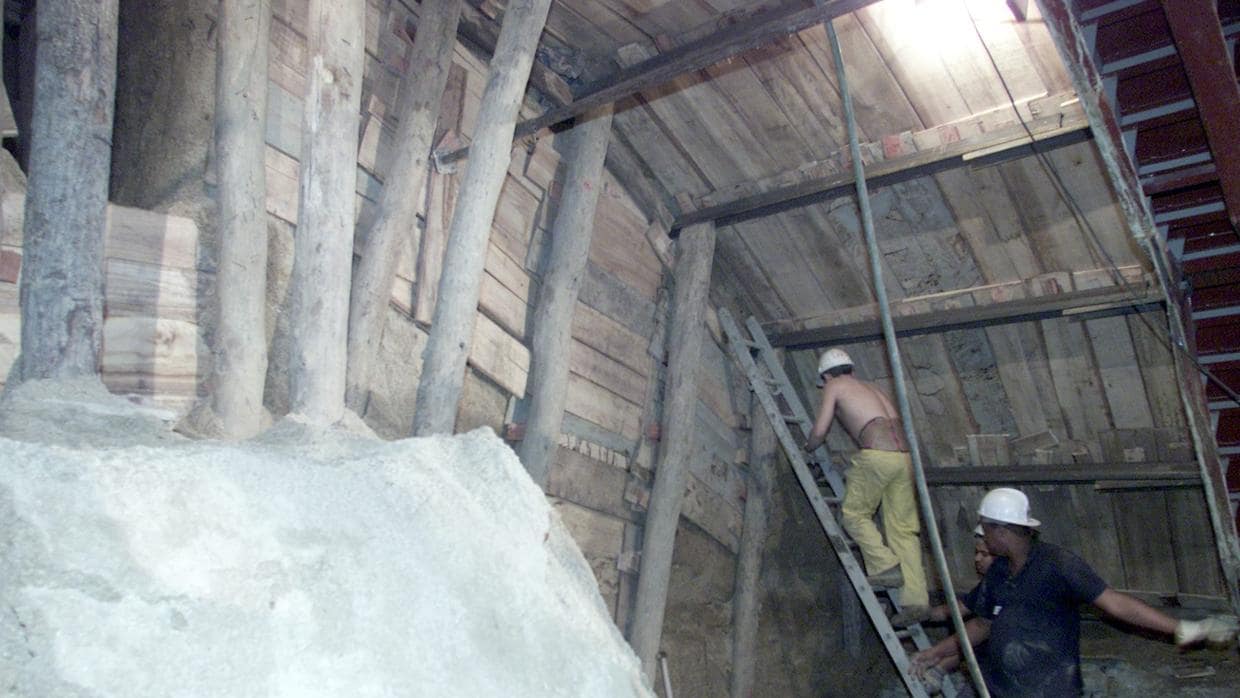 Trabajadores operan en la construcción de un túnel