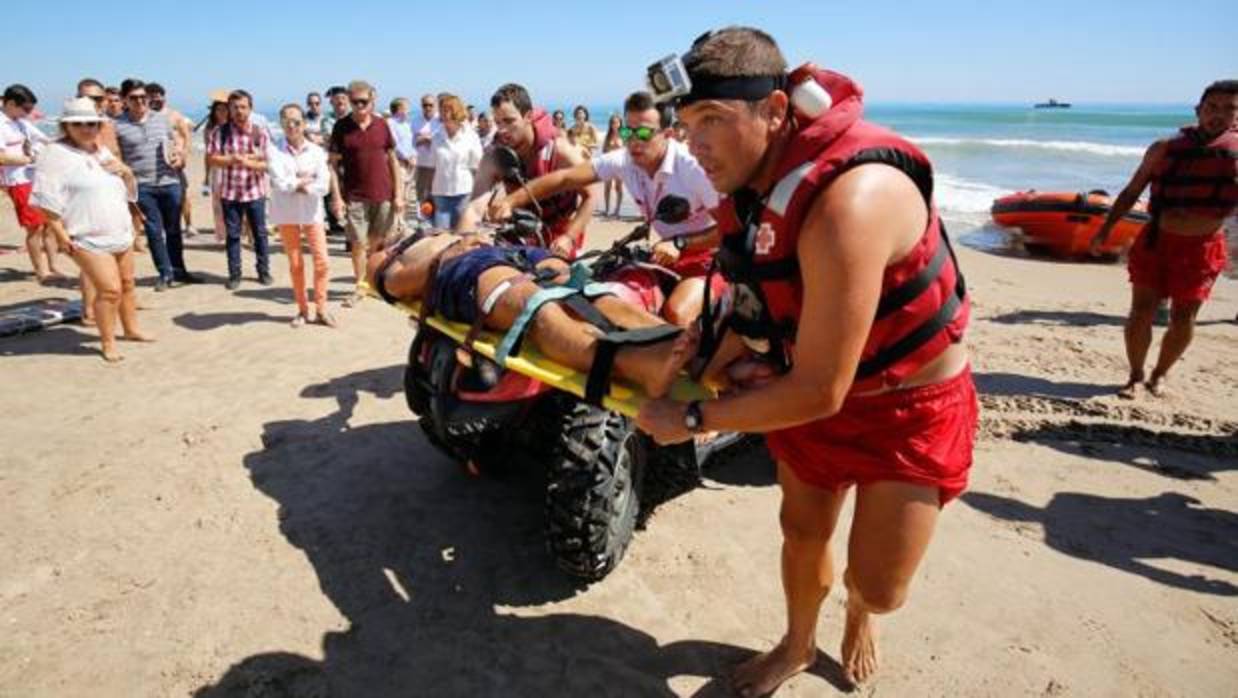 Simulacro de rescate a un bañista en Valencia