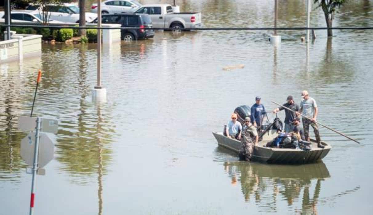 Voluntarios asisten a aquellos que han perdido sus viviendas, anegadas bajo el agua, tras las inundaciones provocadas por el huracán Harvey en el estado de Texas