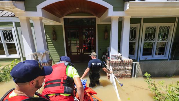 El Ejército de EE.UU. busca casa por casa a los supervivientes de Harvey