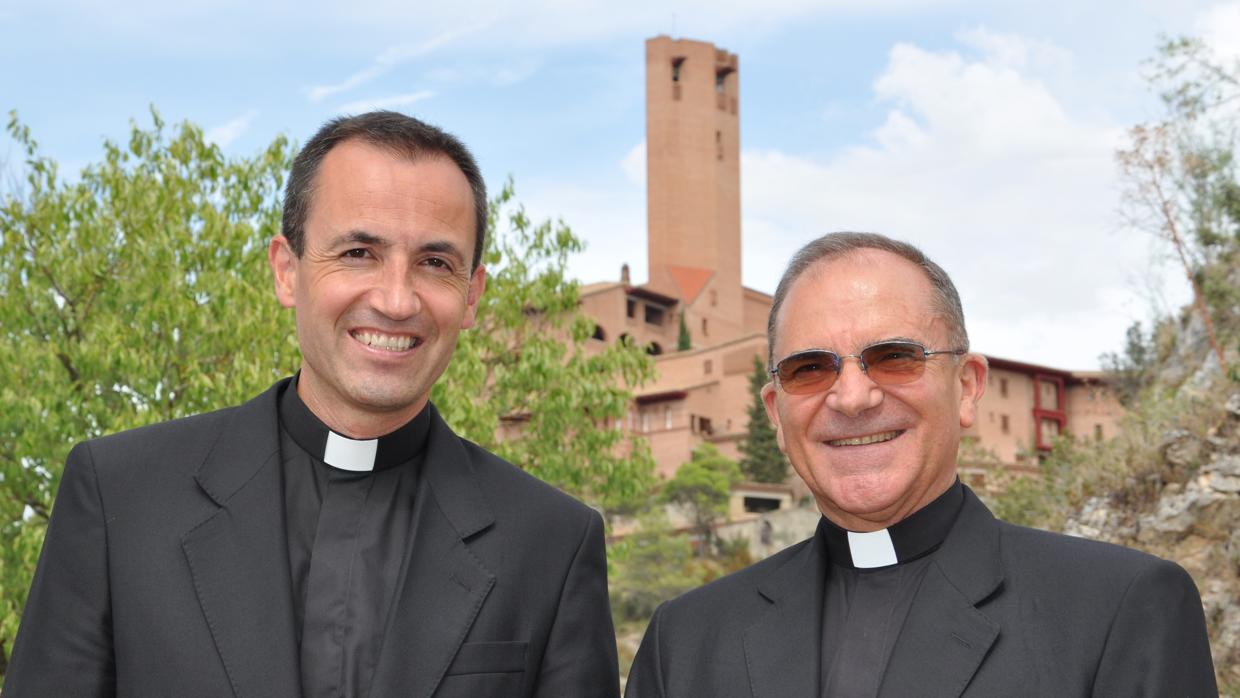 Los dos nuevos sacerdotes posan se ordenarán el domingo en Huesca