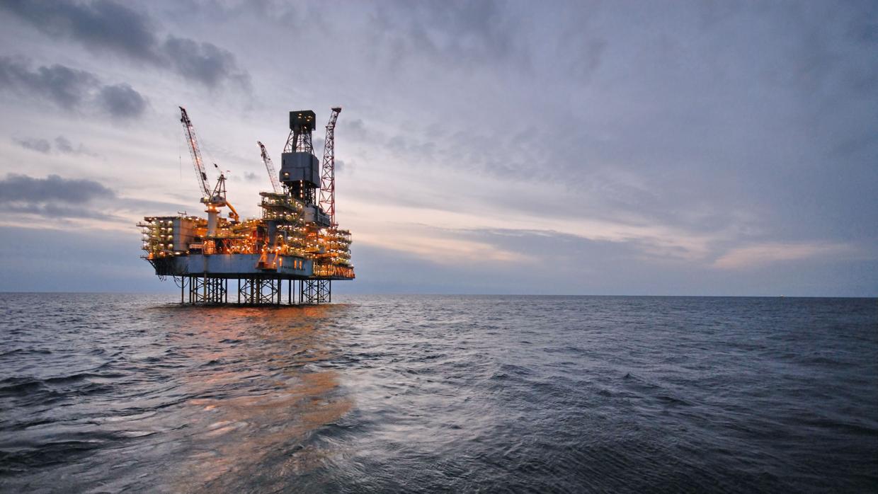 Plataforma de una petrolera, sobre las aguas del mar Caspio