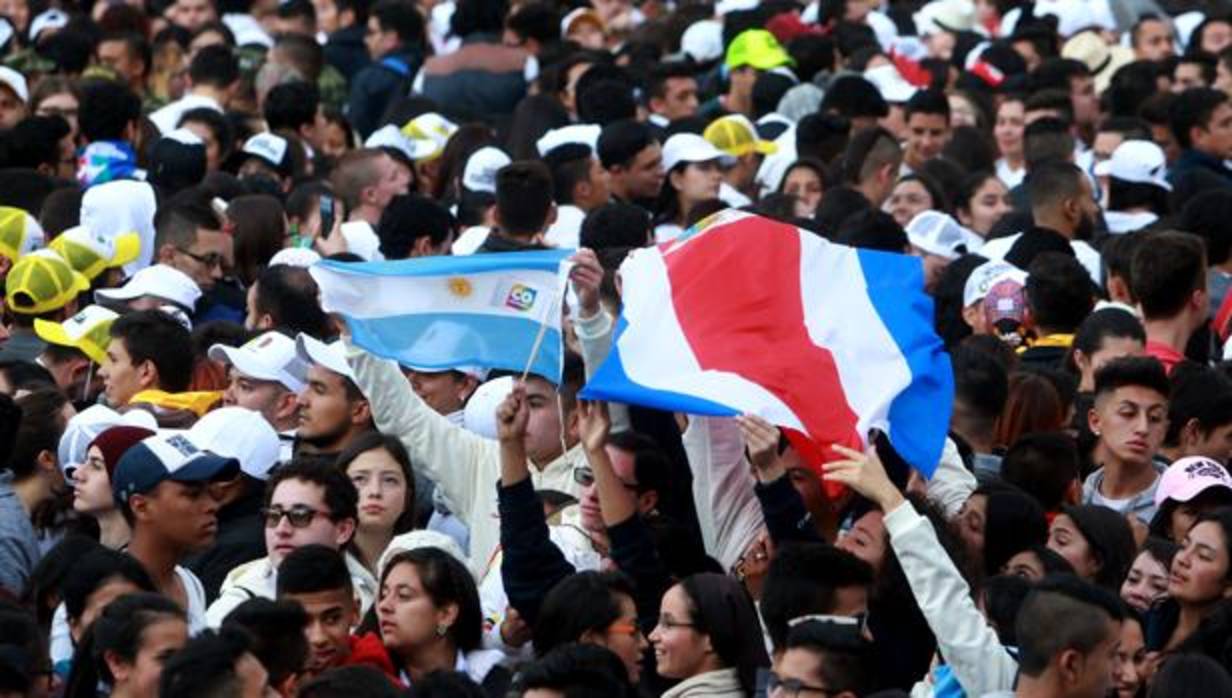 Miles de jóvenes esperaban la llegada del Papa Francisco a Bogotá