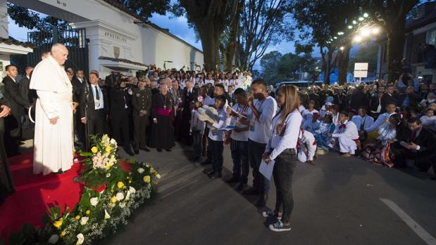 El Papa saluda en Colombia a cinco obispos venezolanos