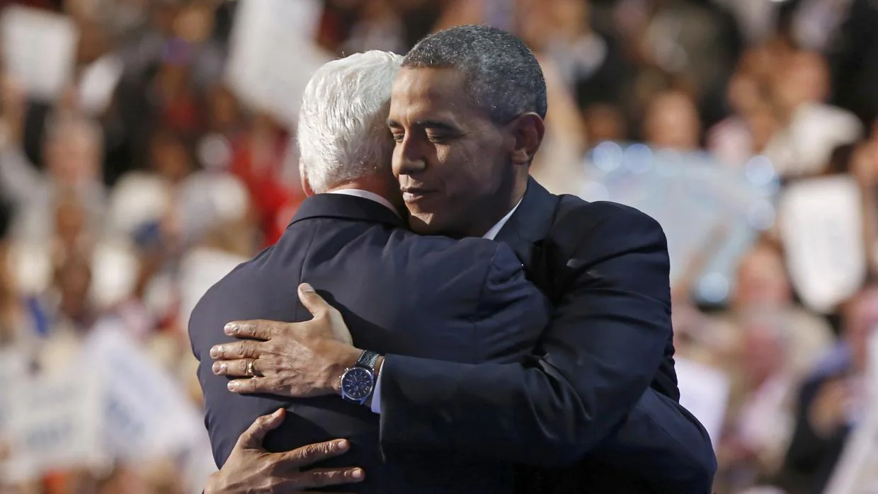 Obama y Clinton se abrazan en un acto
