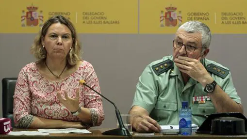 La delegada del Gobierno en Baleares, María Salom, junto al jefe de la Guardia Civil balear, Jaime Barceló, detallaron la operación contra las falsas denuncias por intoxicación alimentaria puestas a hoteles de Mallorca por parte de turistas británicos