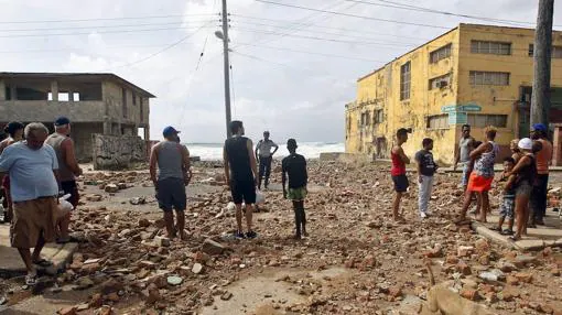 Varias personas observan los daños y la fuerzas del mar en La Habana un día después del paso del huracán Irma por Cuba.