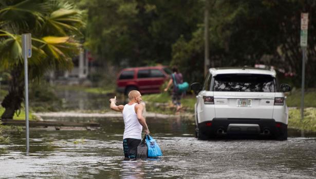 Policía y ejército combaten el pillaje tras el paso de Irma