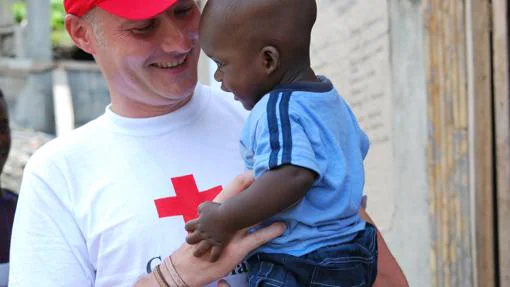 Javier Manteiga, en su labor en Cruz Roja Española
