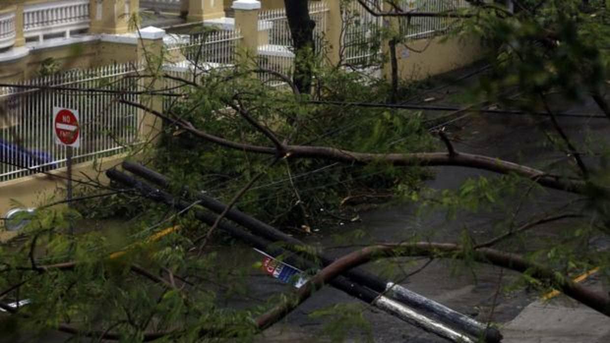 Vista de los daños causados por el huracán María este miércoles, a su paso por San Juan (Puerto Rico)
