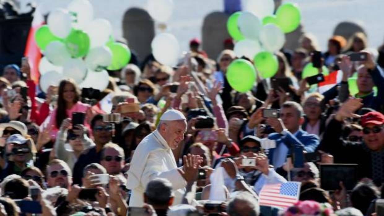 El Papa a su llegada a la plaza de San Pedro este miércoles para participar en la audiencia general
