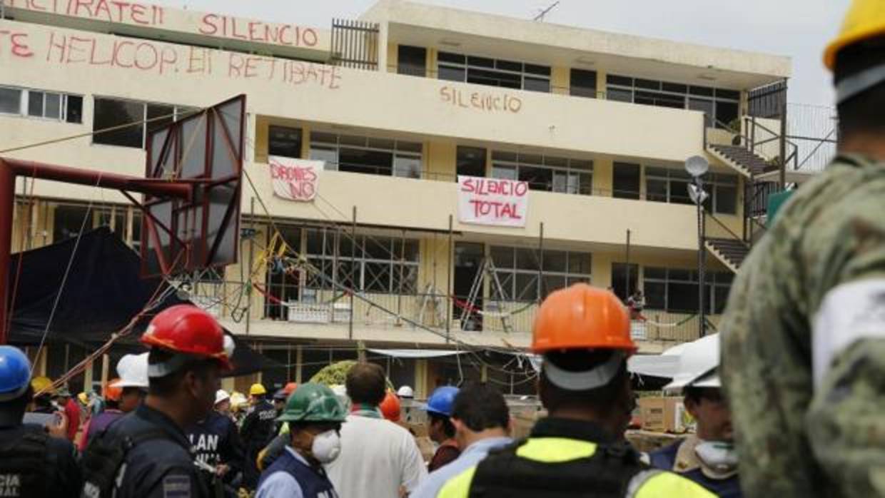 lementos de la Marina realizan labores de rescate entre los escombros del destruido Colegio Enrique Rébsamen este jueves