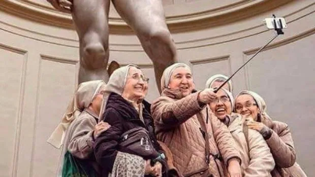 No, las monjas no se hacían un selfie ante el David de Miguel Ángel