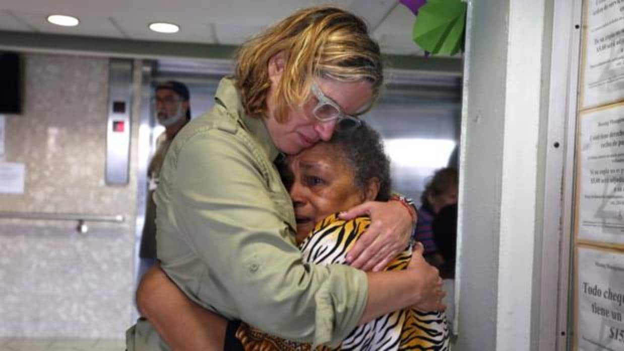 La alcaldesa de San Juan, Carmen Yulín Cruz (i), abraza a una mujer durante su visita a un hogar de ancianos hoy, viernes 22 de septiembre de 2017, a dos días del paso del huracán María, en San Juan (Puerto Rico).