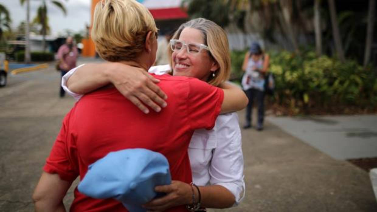 La alcaldesa de San Juan de Puerto Rico, Carmen Yulín Cruz (de frente), abraza a una damnificada por el paso del huracán María, que arrasó Puerto Rico el pasado 20 de de septiembre