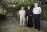 Los franciscanos José Luis de Cruz Pedro Ruano y Severino Cervero, en el jardín del convento El Carmen en Guadalajara.