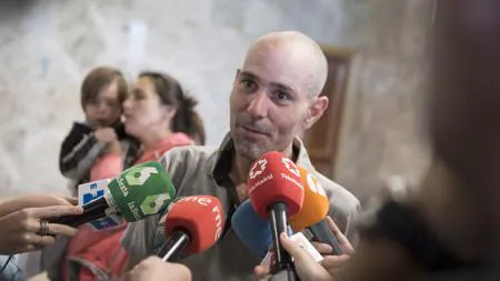 Uno de los 35 ciudadanos españoles exreclusos que se encuentran en libertad y que han sido repatriados junto a 31 presos que cumplían condena en Perú, a su llegada al aeropuerto de Madrid el pasado 29 de septiembre