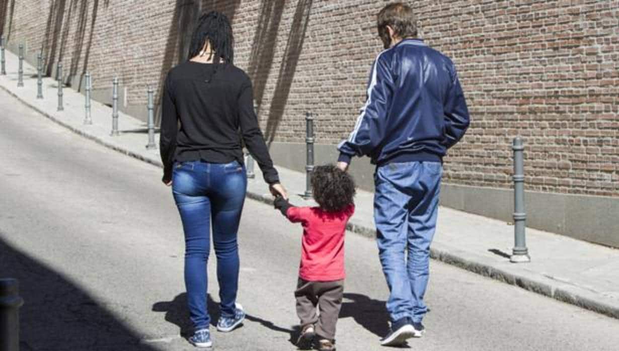 Jorge, su mujer y su hijo pequeño caminan por una calle de Madrid a su regreso de Perú