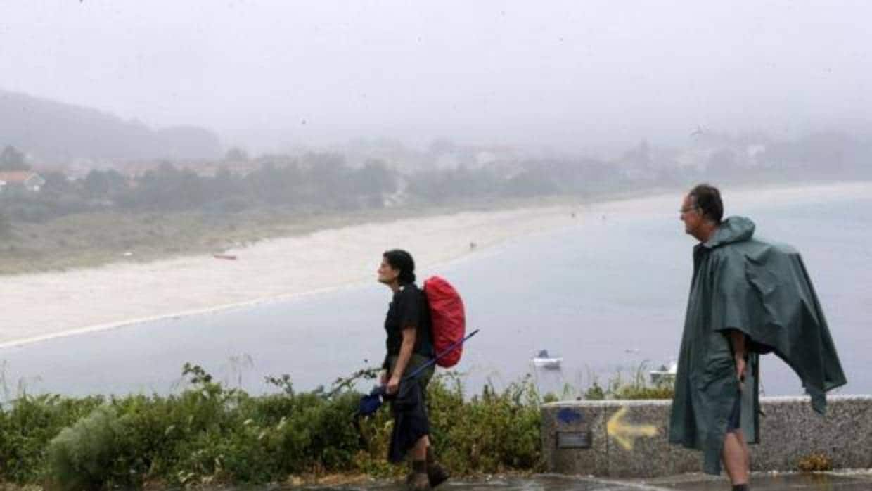 Dos peregrinos en la playa de Langosteira, Finisterre, La Coruña